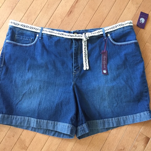 Gloria Vanderbilt Pants - NWT Gloria Vanderbilt Size 24W Jean Shorts w/ Belt